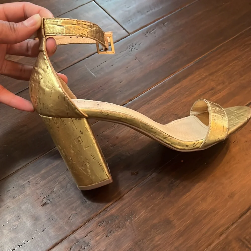 Gold heels - Picture 4 of 8
